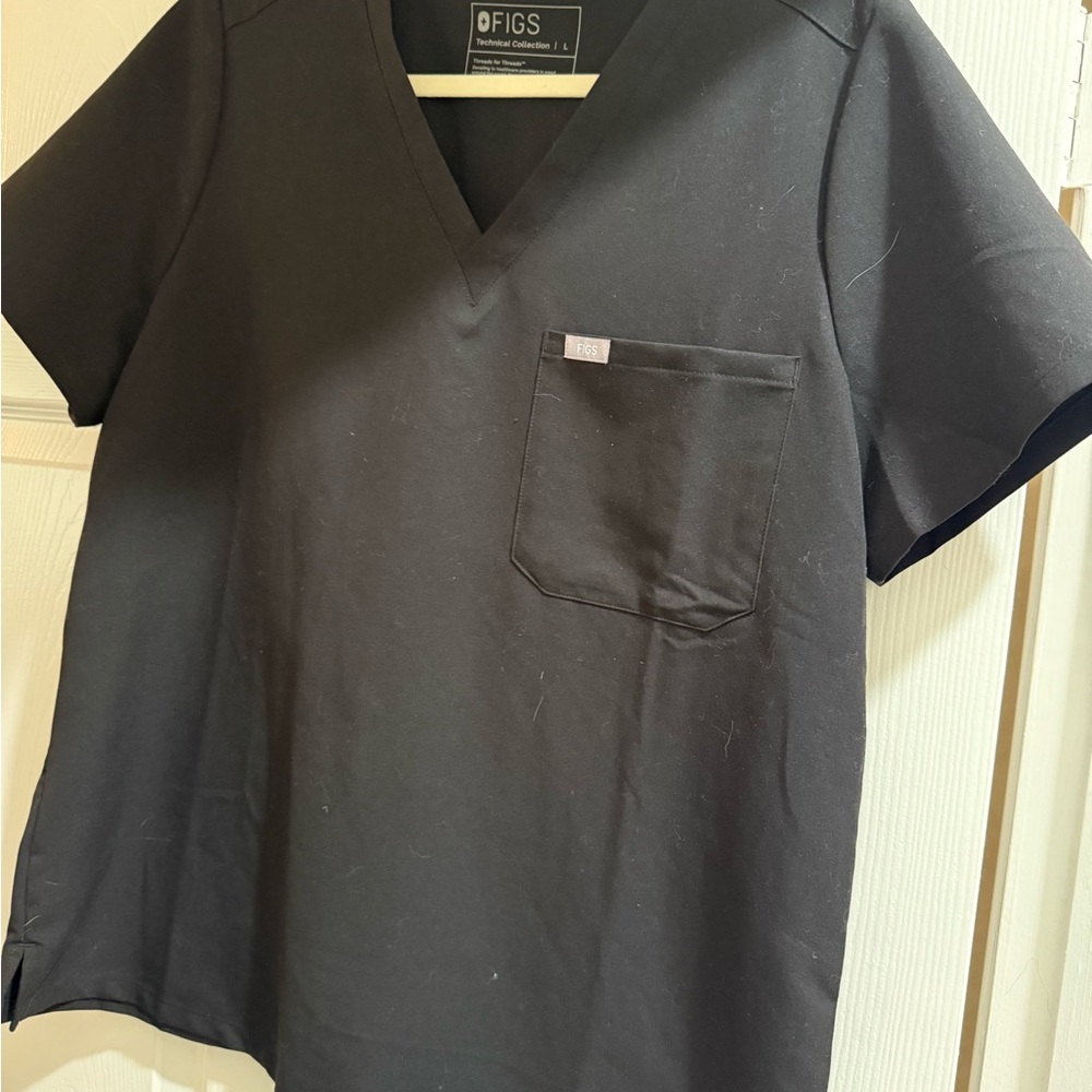 Figs Black Technical Collection V-Neck Scrub Top – Large